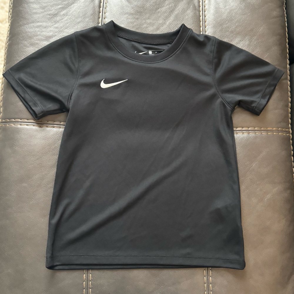 Nike Boys Black Tshirt Size Small (5)